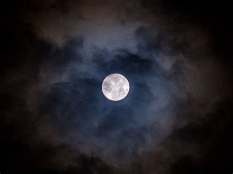 Download Wallpaper 1024x768 Moon Clouds Night Dark Moonlight