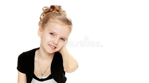 Девочка думает Изолировано на белом фоне Стоковое Фото изображение насчитывающей немного