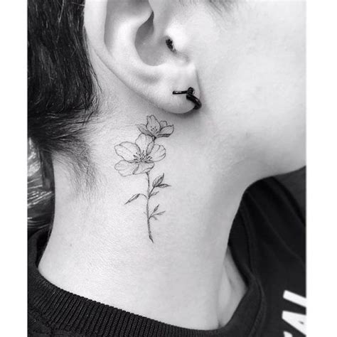 Even though i like brown henna tattoos but i must admit that white henna tattoo designs have their own grace that cannot be matched. Melany Ariza | Tattoo Artist in London | Tattoo artists, Tattoos, Jasmine flower tattoos