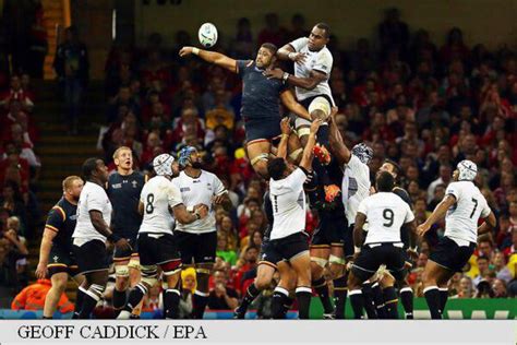 Jensen a încercat o execuție fină, însă șutul său cu efect a ocolit milimetric vinclul. Rugby: Țara Galilor - Fiji 23-13, la Cupa Mondială 2015