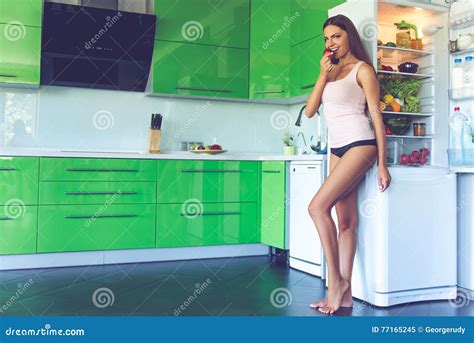 Belle Fille Sexy Dans La Cuisine Image Stock Image Du Fuselage Soin