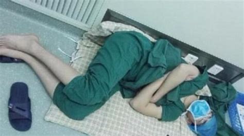 Lelah Operasi Selama 28 Jam Foto Dokter Tertidur Di Lantai Viral