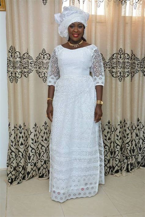 La jupe est doublée d'un tissu en coton de model pagne africain avec dentelle. Exquise qualité africaine dentelle blanche froncée robe avec des manches droites. Robe … | Robe ...