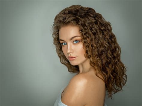 Wallpaper Brunette Woman Curly Hair Desktop Wallpaper Hd Image