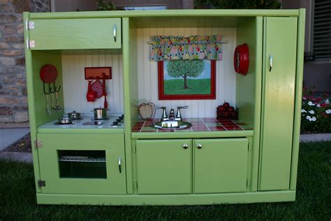 Good play kitchen toys are a part of the toy business that have been popular for generations. Doubletake Decor: Play Kitchen that will last!