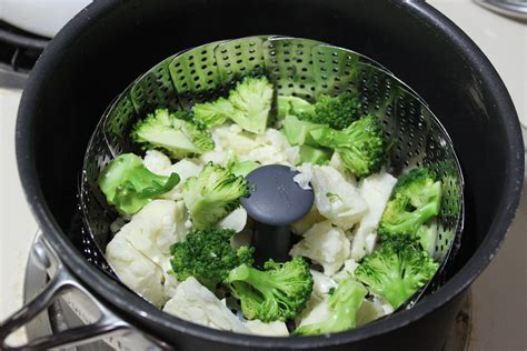 Para cocinar al vapor, podemos utilizar una vaporera o la olla a presión. Much Ado About Vegetable Sides | Relishments