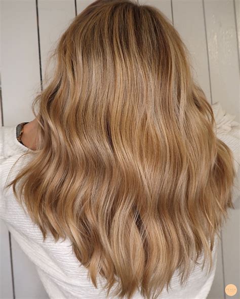 Varm blond hårfärg med slingor i ljusblond guldig beige och försiktig