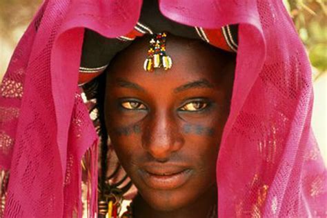 非洲神秘的女权部落，女人可同时拥有多个丈夫，男人绞尽脑汁争宠男子
