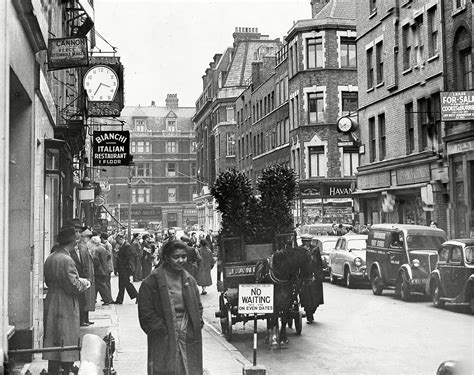 Fascinating Photos Of Soho In The 1950s Flashbak London Photos Old
