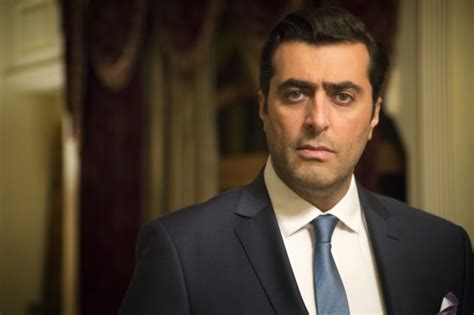 سألنى أحد الأخوة الأفاضل عن زوجة إبليس لعنه الله وكيف ينجب ؟ ومن أين أتت زوجته بعد طرده من الجنة ونزوله إلى الأرض ؟ وبفضل الله وجدتها في تفسير القرطبي للآية 50 من سورة الكهف و فيه مايلى … فقد سئل أحد السلف الذي نفس السؤال فقال فى تفسيره للاية. زوجة باسم ياخور تشعل مواقع التواصل بإطلالة مارلين مونرو ...