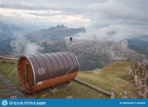 Sauna En Rifugio Lagazuoi Con Cinque Torri Sobre Dolomitas De Fondo Italia Foto De Archivo
