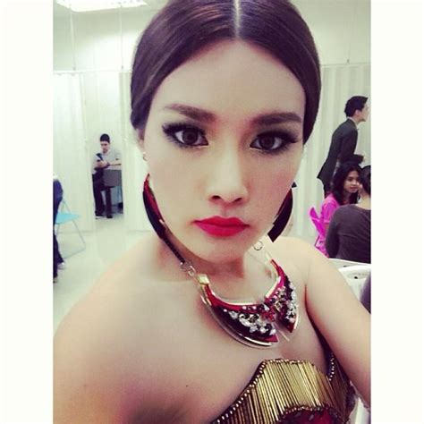 2521 ภูมิลำเนา เป็นคน กรุงเทพมหานคร ส่วนสูง 182 เซนติเมตร ig : ญาญ่าหญิง ปัดเกาเหลา ป้อง ณวัฒน์ รับเคยเตือนฝ่ายชายมาสาย