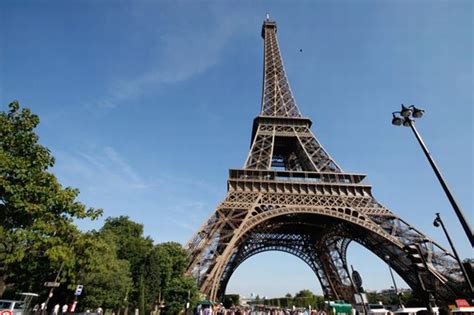 Eiffel Tower British Man Jumps To His Death From Paris