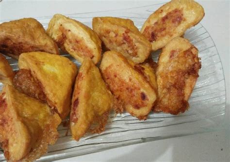 Tahu isi goreng paling nikmat dimakan bersama cabe rawit. Tahu Isi Daging Kornet / Kornet merupakan makanan olahan ...