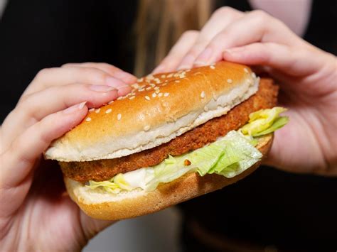 Today we are showing you how to make perfect vegan fried chicken. KFC is launching its first ever vegan fried 'chicken ...
