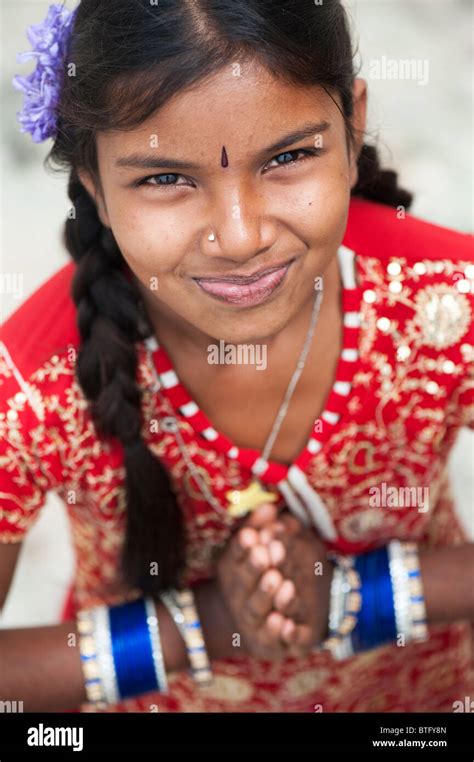 Schöne Junge Indische Mädchen Mit Einer Großen Glücklichen Lächeln Indien Stockfotografie Alamy