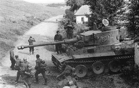 타이거 1 전차와 우크라이나의 농가 초가집 WW2 German 3rd SS Panzer Division Tiger 1 Tank