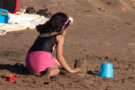 Kostenlose Bild Kleines Mädchen Sand Spiel Strand Kind