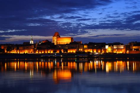Filetoruń Old Town By Night 01 Wikimedia Commons