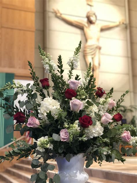 Many factors affect flower prices. Altar arrangement in 2020 | Wedding ceremony flowers ...