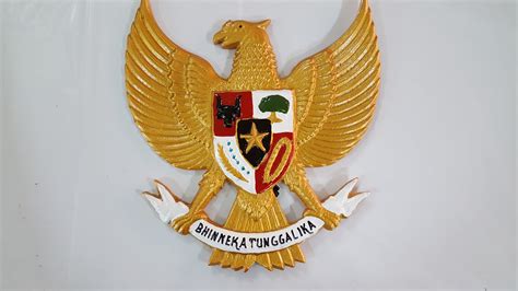 Banyak kisah menyebutkan bahwa garuda melambangkan dari pengetahuan, kebajikan, keberanian, disiplin dan kesetiaan. Gambar Burung Garuda Pancasila Dan Keterangannya - Christoper