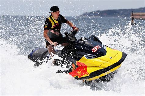 Max verstappen used to go on family holidays with michael schumacher, lives in monaco and is blazing a trail as f1's next big thing. Max Verstappen voelt zich als een vis in het water van ...