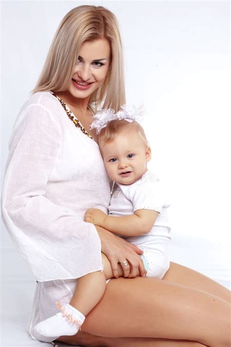 Moeder Met Baby Stock Afbeelding Image Of Baby Kinderjaren 24548187