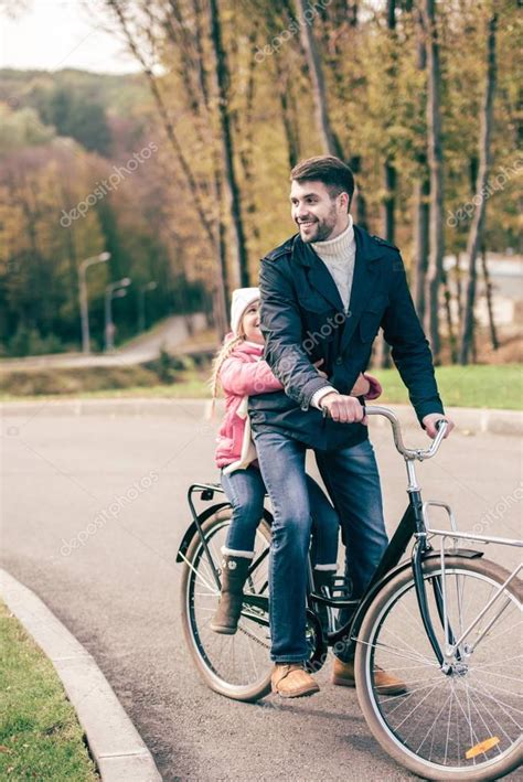 Padre Llevando Hija En Bicicleta Fotografía De Stock