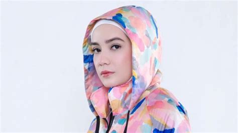 Putri Anne Kini Makin Berani Tampil Tanpa Mengenakan Hijab