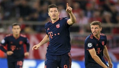 روبرت ليفاندوفسكي (ولد في 21.08.1988) انضم المهاجم البولندي لصفوف بايرن ميونخ منذ عام 2014. ليفاندوفسكي يتفوق على نستلروي ويطارد بنزيمة بدوري الأبطال