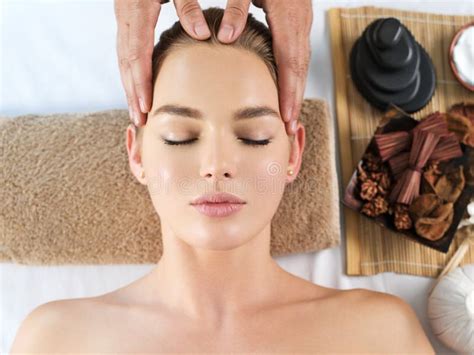 Massaggiatore Che Fa Massaggio La Testa Di Una Donna Nel Salone Della Stazione Termale Immagine