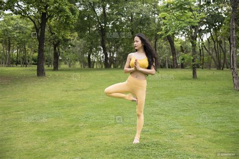 在公园草地上练瑜伽的亚洲年轻女人 站酷海洛 正版图片 视频 字体 音乐素材交易平台 站酷旗下品牌