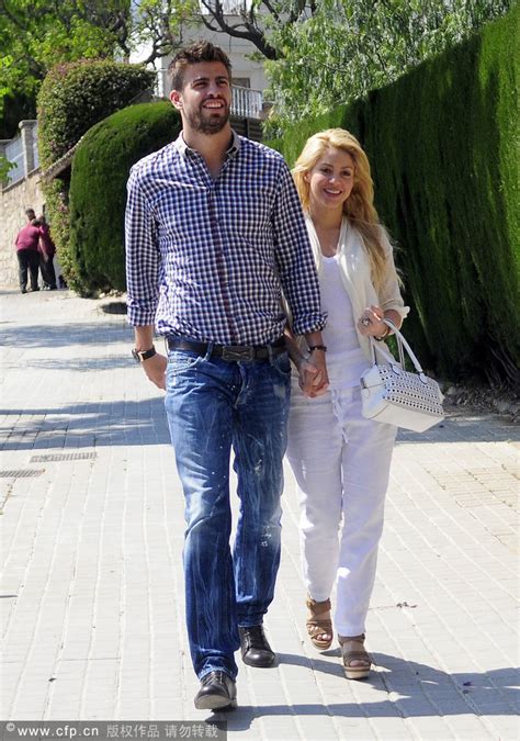 Shakira and gerard have no definite plans of getting married, according to what the super bowl halftime. 皮克与夏奇拉街拍