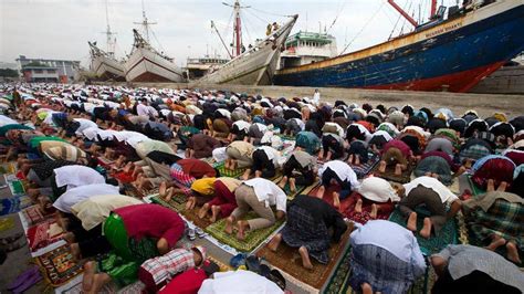 Muslims Mark End Of Ramadan With Eid Prayers Though Wars In Gaza