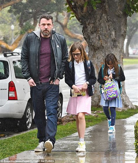 Löydät toimituksellisia arkistokuvia aiheesta ben affleck violet affleck ja paljon muuta shutterstockin toimituksellisten valokuvien kokoelmasta. Ben Affleck spends quality time with daughters in LA ...