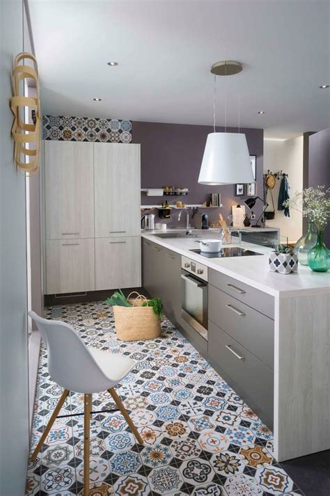 Quelques plantes viennent apporter une touche de décoration et une note de verdure, assorties d'une belle théière en fonte. Cuisine équipée moderne : nos modèles préférés - Côté Maison