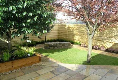 You can just dump soil around the tree to create the bed, or you can use bricks or logs as a border for the outer edges of the soil. Raised flower bed around tree | Raised Flower Beds | Pinterest