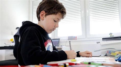 Uzaktan eğitime devam eden lise öğrencileri haklı olarak sınavların iptal edilmesini istiyor. Sınavlar yüz yüze mi olacak? Okul sınavları ertelendi mi ...
