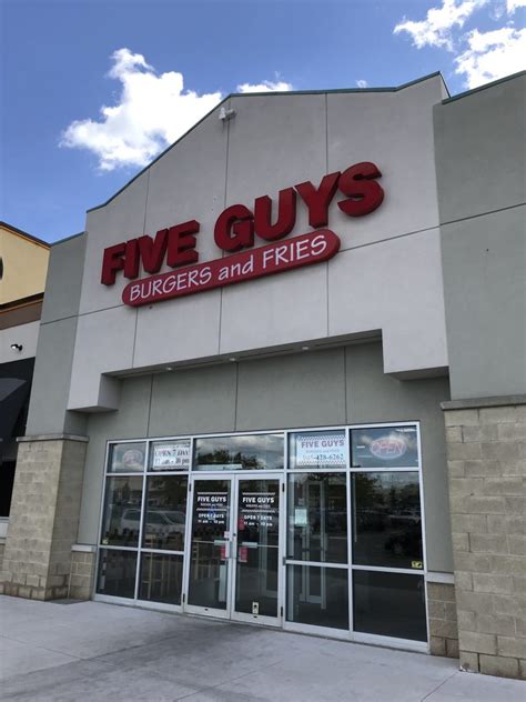 Stell dir deinen individuellen burger aus 15 frischen, kostenlosen toppings zusammen. Five Guys Burgers in Ajax | Tour and Table