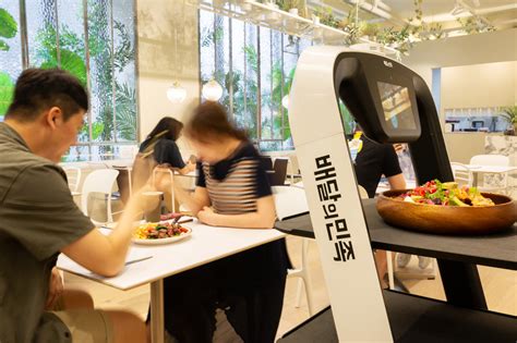 Video Mobile Orders And Unmanned Serving Robot Restaurant Lands In Seoul