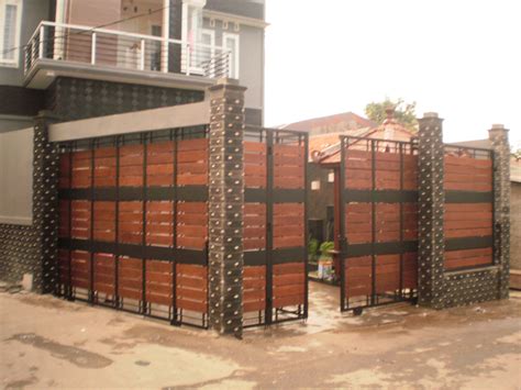 Pagar kayu minimalis sebagai pagar hunian merupakan salah satu bagian penting dalam sebuah rancangan arsitektur. IDEsign - arsitektur: Pagar Rumah Kombinasi Besi dan Kayu