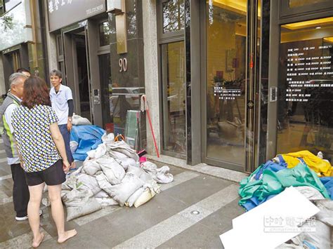 Jun 25, 2021 · 目前各區通報積淹水路段有大寮區新厝路、小港區中林路、大寮區內坑路、林園區五福路、小港區孔宅街以及大寮區鳳林一路。. 高雄降暴雨被淹4天 居民不满大骂市政府无能（图）_本网快讯_中国台湾网