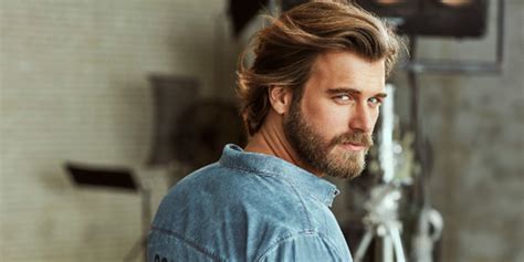 36 yaşındaki yakışıklı oyuncu kıvanç tatlıtuğ, 2021 için bir dizi ve bir film anlaşması yaptı. Kivanc Tatlitug i futet muzikës - Lapsi.al