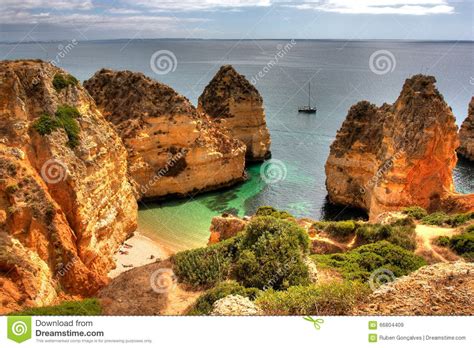 If you imagine portugal to be the face on the square profile of the iberian peninsula (as i always have), then sagres is the very point of its bearded chin. Een Verborgen Naakt Strand In Lagos Stock Afbeelding ...