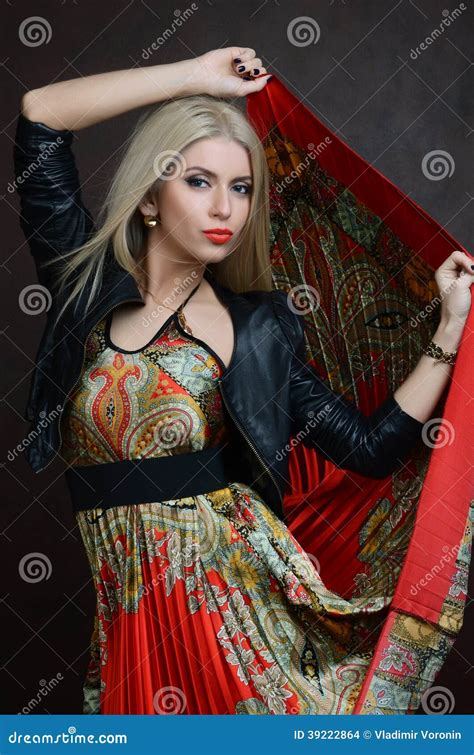 Belle Femme Sensuelle Dans La Robe Rouge Photo Stock Image Du