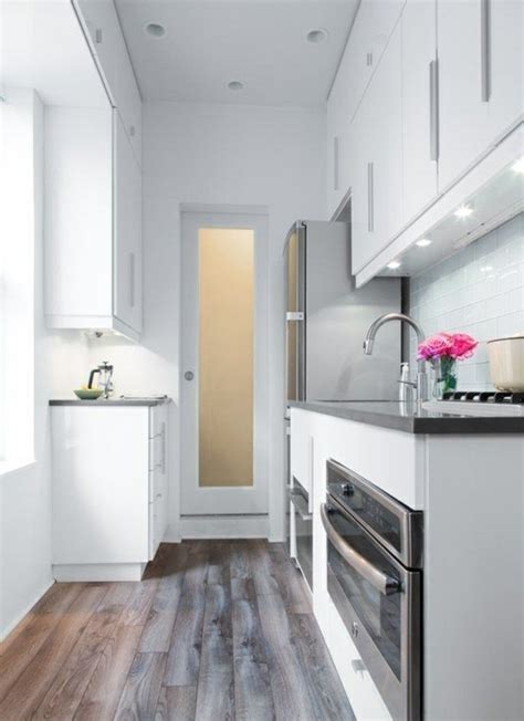 Cette disposition permettra à deux personnes de travailler dans la cuisine sans être gênés par la taille de la pièce. Aménager une petite cuisine - 40 idées pour le design ...