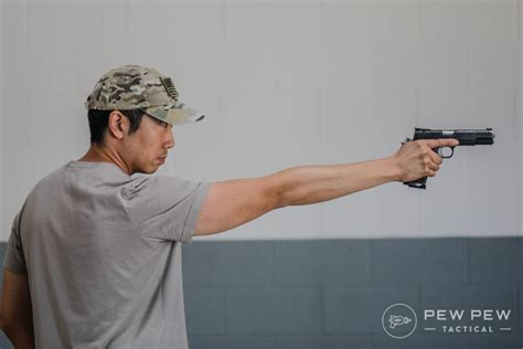 Guide How To Shoot A Pistol One Handed Tips Tricks And Drills Pew
