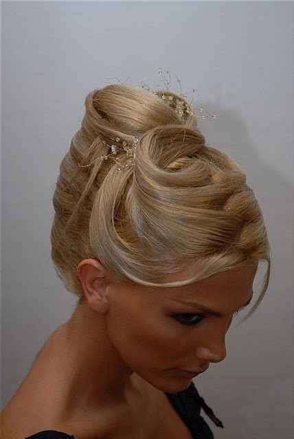 Potpuno kratka sa strane , dok je na vrhu glave duža, i raste jedna od modernih frizura koje muškarci sve više vole je gusta i puna irokeza. Modele flokësh për nuse (Hair styling for brides) - Bukuri.com