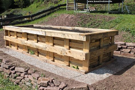 Ein hochbeet aus europaletten hochbeet aus paletten selber bauen bepflanzen anleitung bauanleitung garten paletten beet. Paletten-Hochbeet