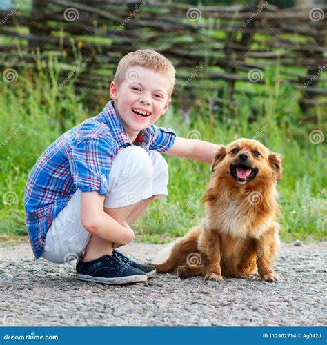 Trevlig Le Pojke Med En Le Hund Bästa Vän Utomhus Arkivfoto Bild Av Lojalitet Fromhet 112902714